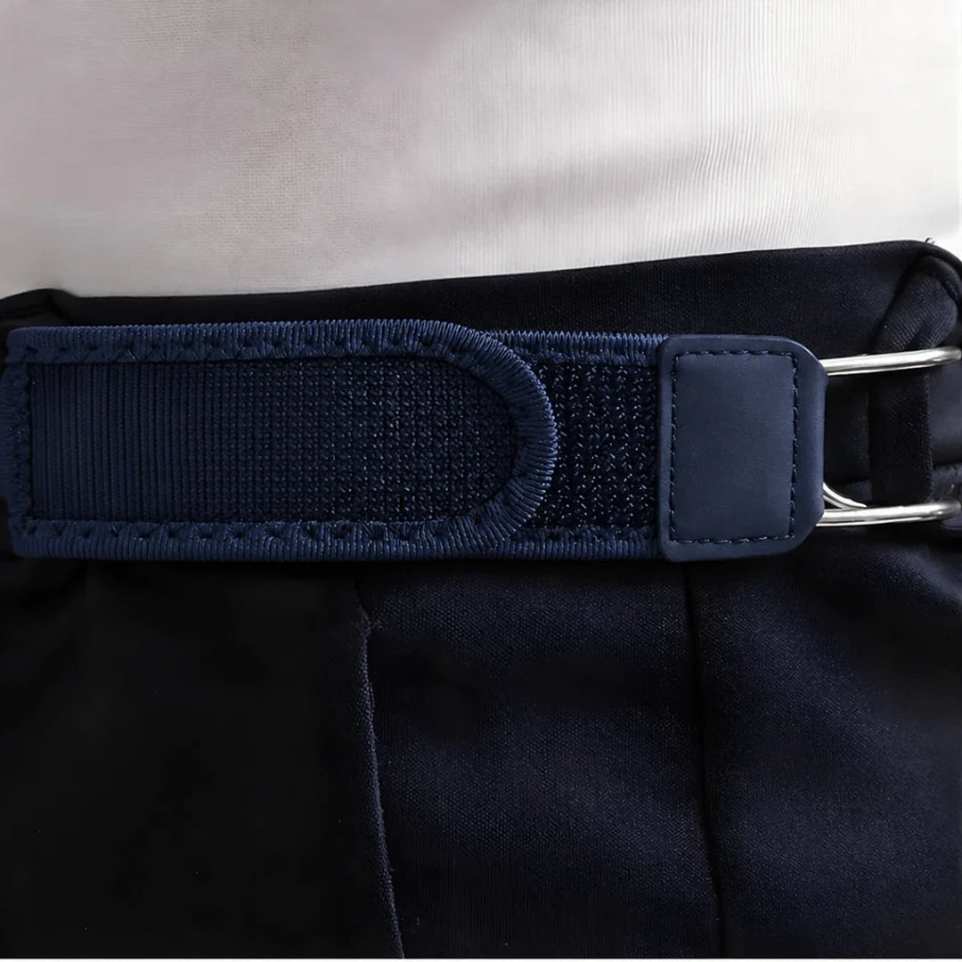 Blauwe BuckleUp Belt Strap zonder letters, met de zilveren haak vastgeklikt aan de broeklus