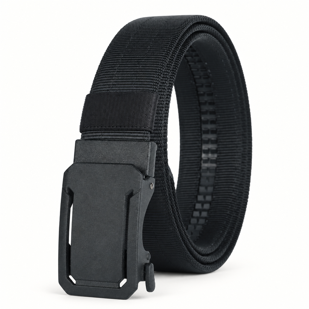 Zwarte BuckleUp Outdoor Belt van nylon, opgerold getoond met de matzwarte automatische gesp