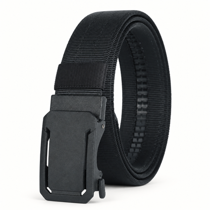 Zwarte BuckleUp Outdoor Belt van nylon, opgerold getoond met de matzwarte automatische gesp