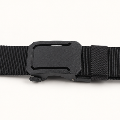 Detail van de matzwarte automatische gesp en keeper-lus van de zwarte BuckleUp Outdoor Belt