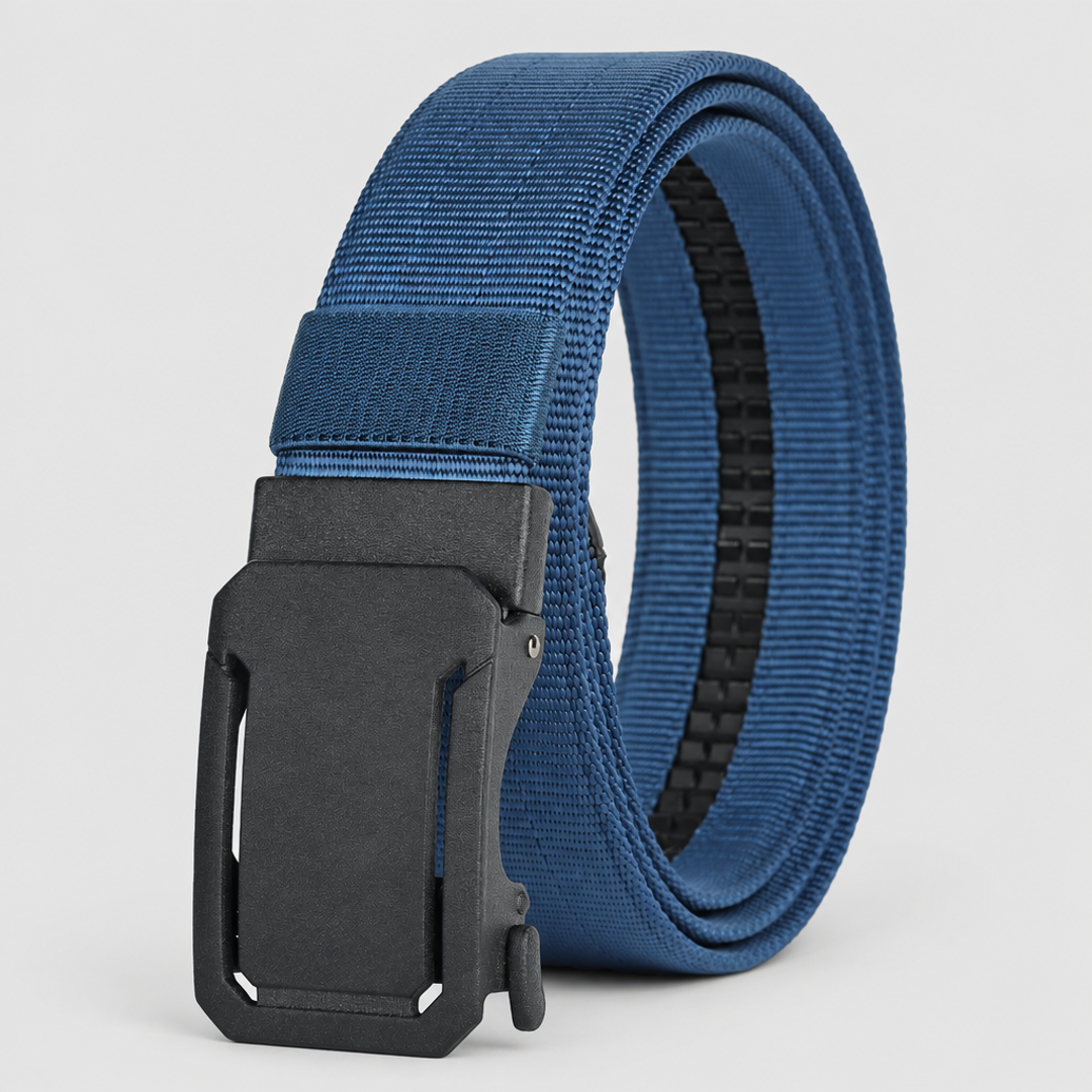 Koningsblauwe BuckleUp outdoor nylon riem opgerold met mat zwarte automatische gesp op een schone achtergrond
