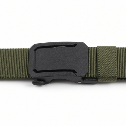Detail van de mat zwarte automatische gesp van de legergroene BuckleUp outdoor nylon riem, met keeper-lus