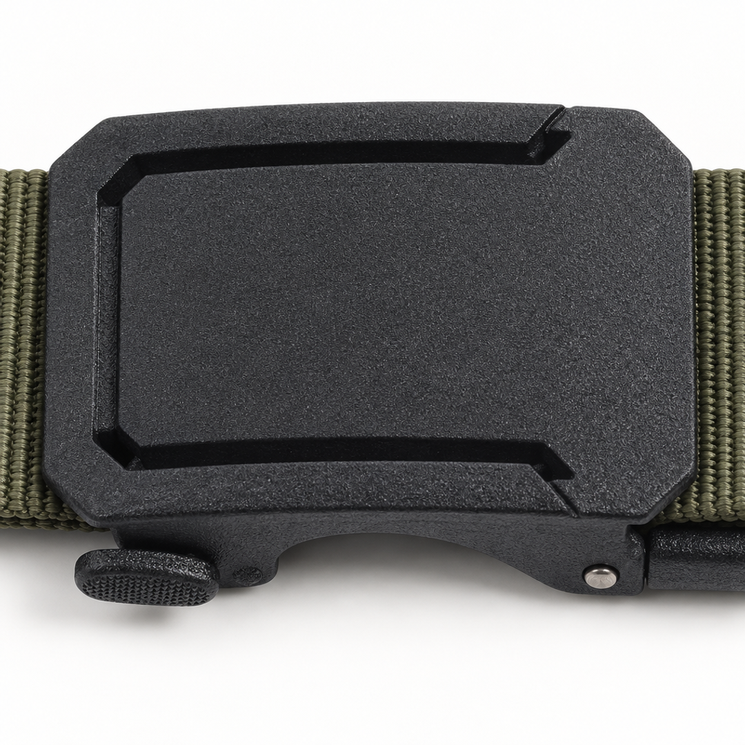 Sterke macro-inzoom op de mat zwarte gesp met verzonken kadergroef en ontgrendelhendel van de legergroene BuckleUp riem