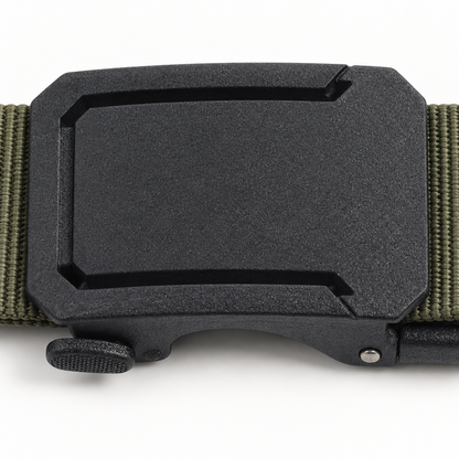 Sterke macro-inzoom op de mat zwarte gesp met verzonken kadergroef en ontgrendelhendel van de legergroene BuckleUp riem