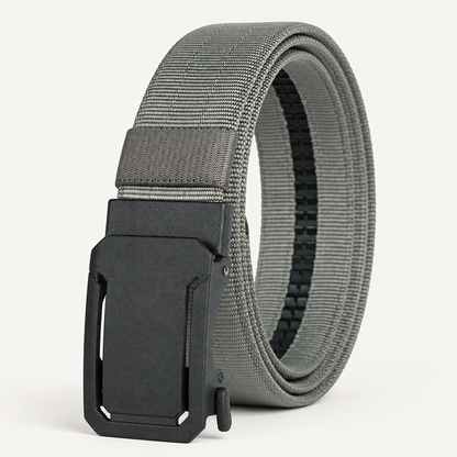 Grijze BuckleUp Outdoor Belt met matzwarte automatische gesp, opgerold op een effen achtergrond