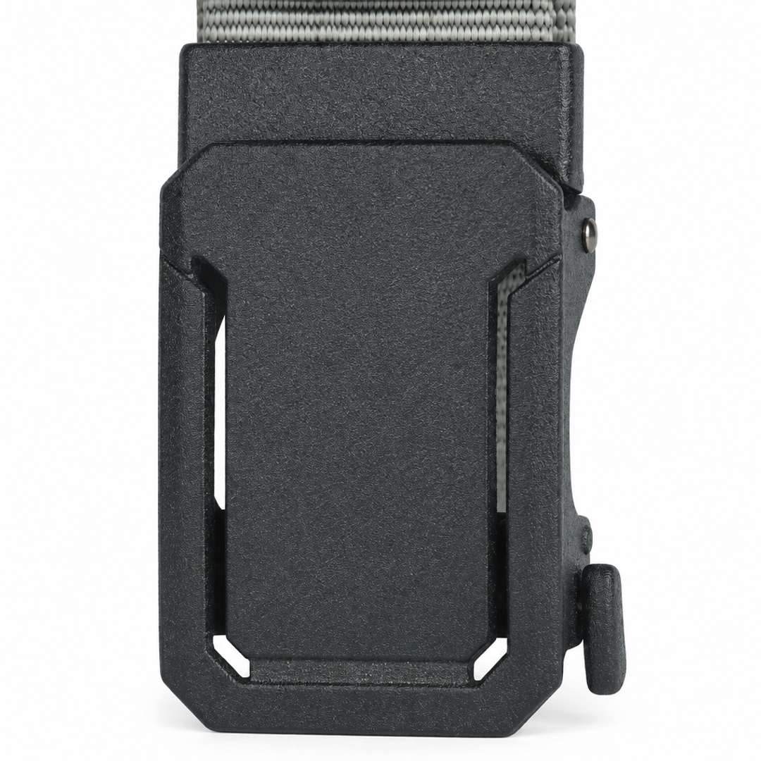 Close-up van de matzwarte automatische gesp van de grijze BuckleUp Outdoor Belt met verzonken kadergroef en ontgrendelhendel