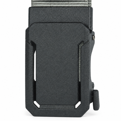 Close-up van de matzwarte automatische gesp van de grijze BuckleUp Outdoor Belt met verzonken kadergroef en ontgrendelhendel