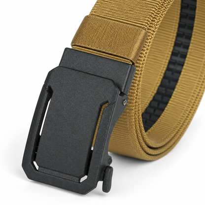 Detailopname van de matzwarte automatische gesp en de keeper-lus van de okerkleurige BuckleUp outdoor nylon riem