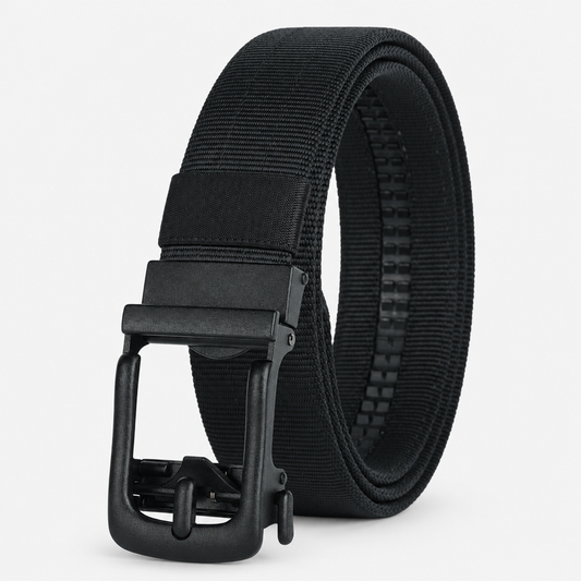 Zwarte BuckleUp Outdoor Belt van nylon, opgerold met de matzwarte automatische gesp in beeld
