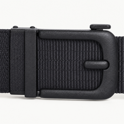 Close-up van de matzwarte automatische gesp van de zwarte BuckleUp Outdoor Belt met de dwarse pin in het open gespvenster