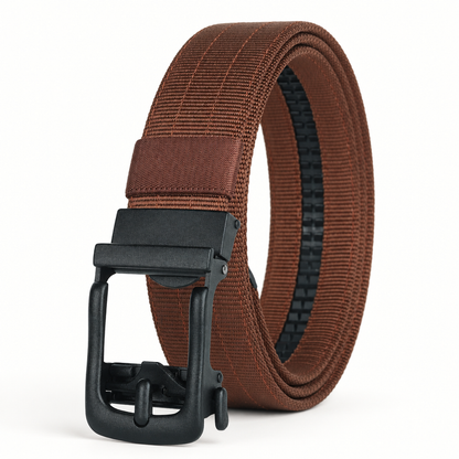 Bruine BuckleUp Outdoor Belt van nylon, opgerold getoond met de matzwarte automatische gesp op de voorgrond