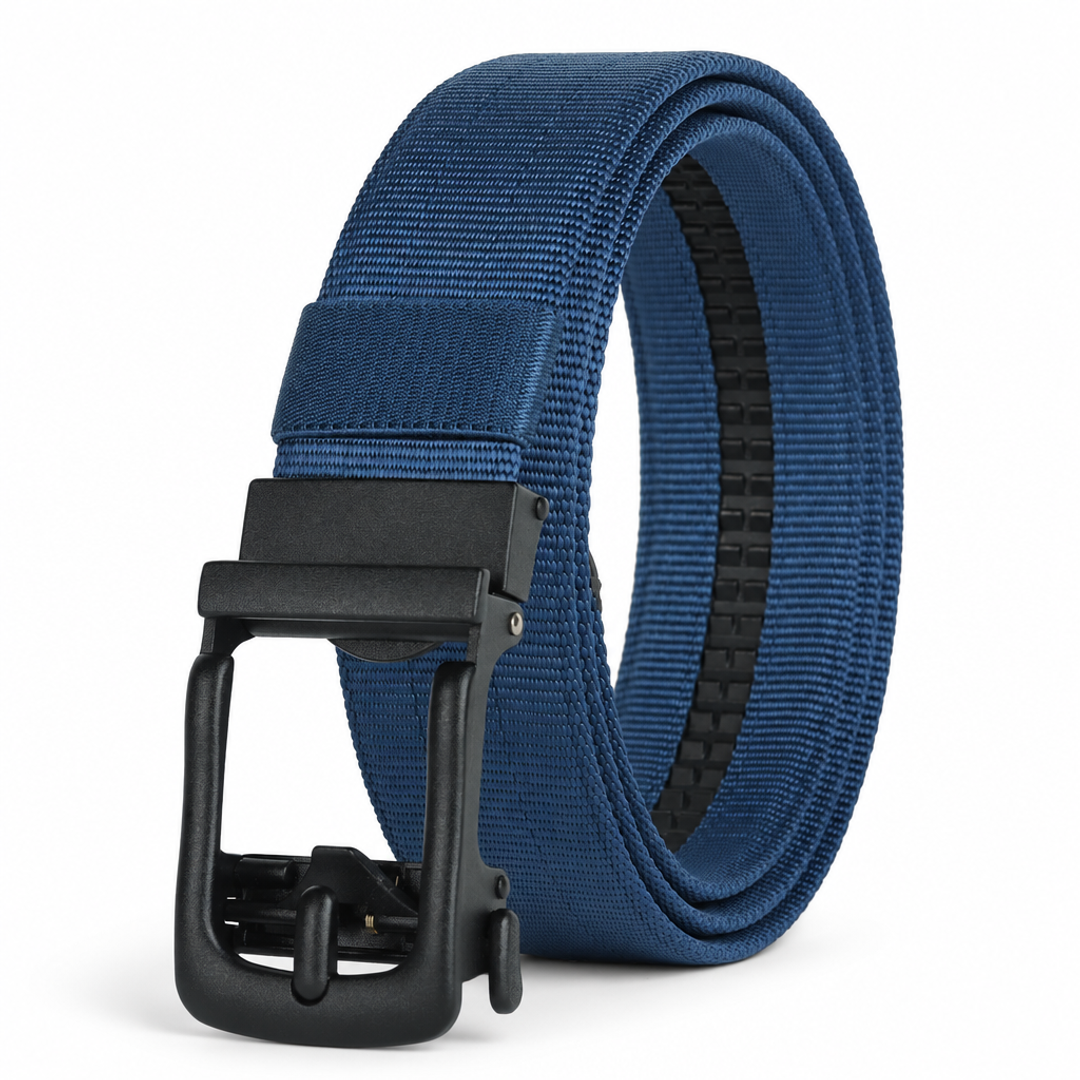 Blauwe BuckleUp Outdoor Belt van nylon, opgerold, met mat zwarte automatische gesp en zwarte dubbele tandrail aan de binnenzijde