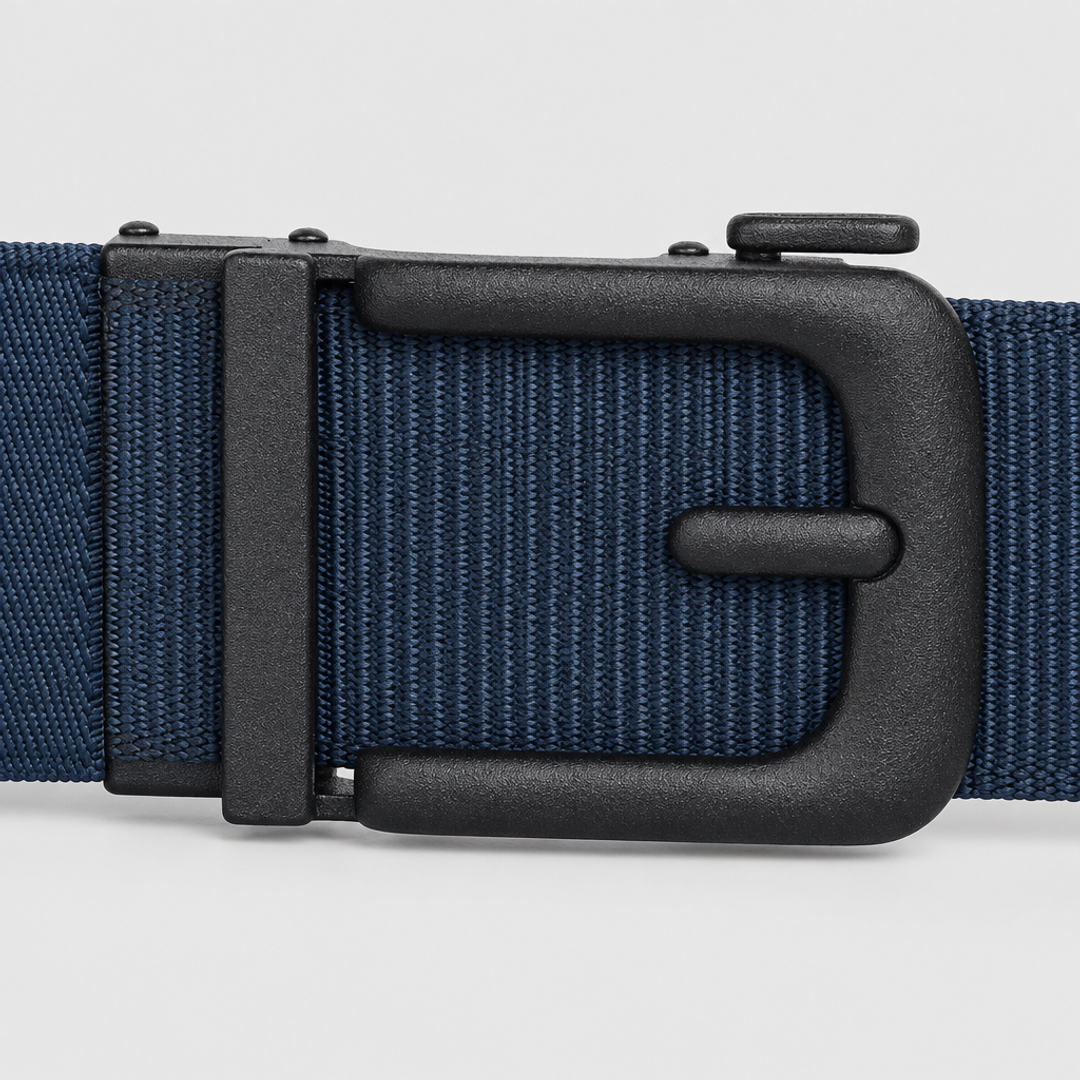 Sterke inzoom op het mat zwarte gespmechaniek van de blauwe BuckleUp Outdoor Belt met de enkele pin-dwarsstaaf en de ontgrendelhendel