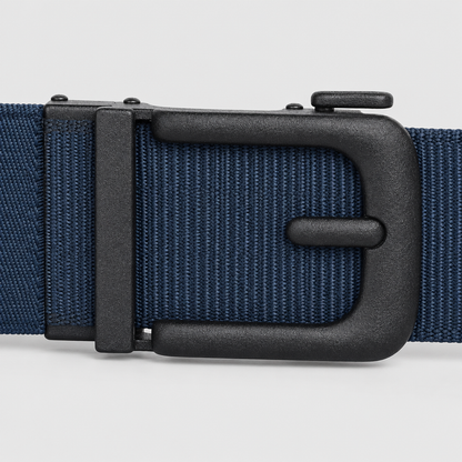 Sterke inzoom op het mat zwarte gespmechaniek van de blauwe BuckleUp Outdoor Belt met de enkele pin-dwarsstaaf en de ontgrendelhendel