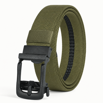Groene BuckleUp Outdoor Belt van mat geweven nylon, opgerold met de matzwarte automatische gesp en de zwarte dubbele tandrail aan de binnenzijde zichtbaar
