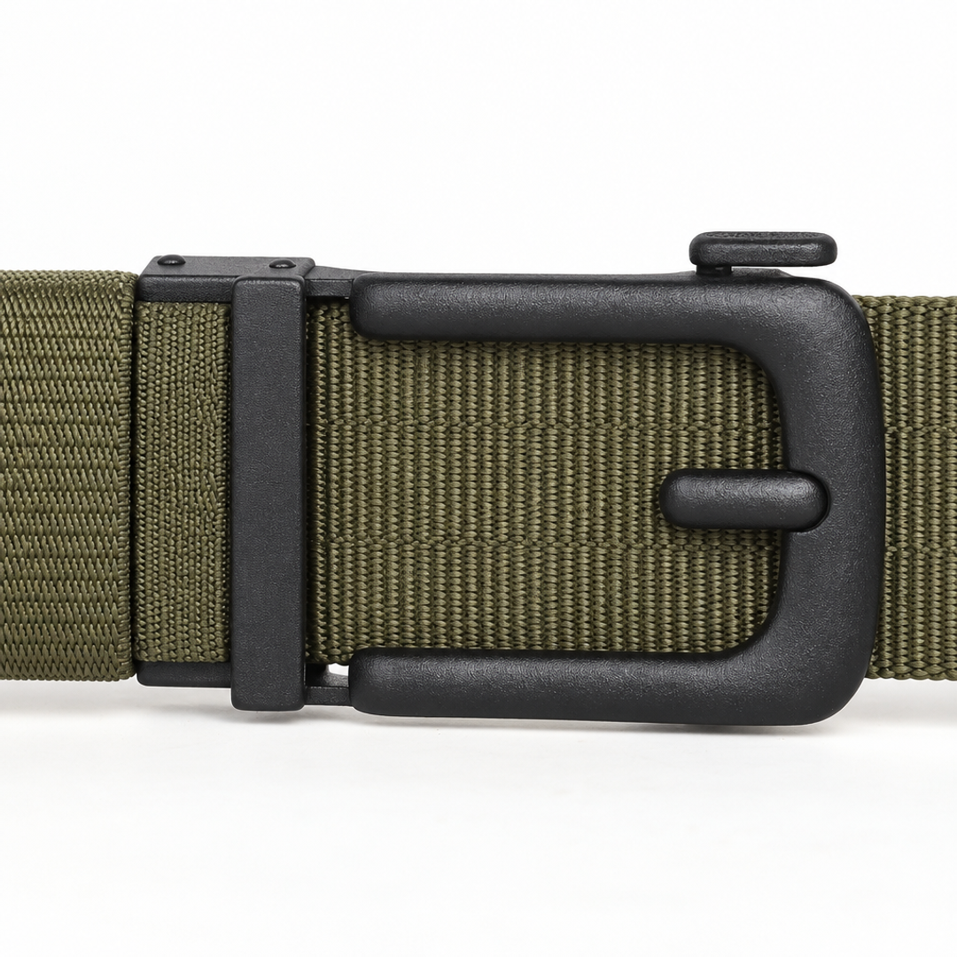 Sterke inzoom op het automatische gespmechaniek van de groene BuckleUp Outdoor Belt, met de matzwarte D-beugel, de pin-staaf en het vergrendelblok