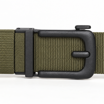Sterke inzoom op het automatische gespmechaniek van de groene BuckleUp Outdoor Belt, met de matzwarte D-beugel, de pin-staaf en het vergrendelblok