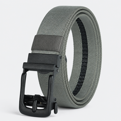 Grijze BuckleUp Outdoor Belt opgerold met matzwarte automatische gesp op een effen achtergrond