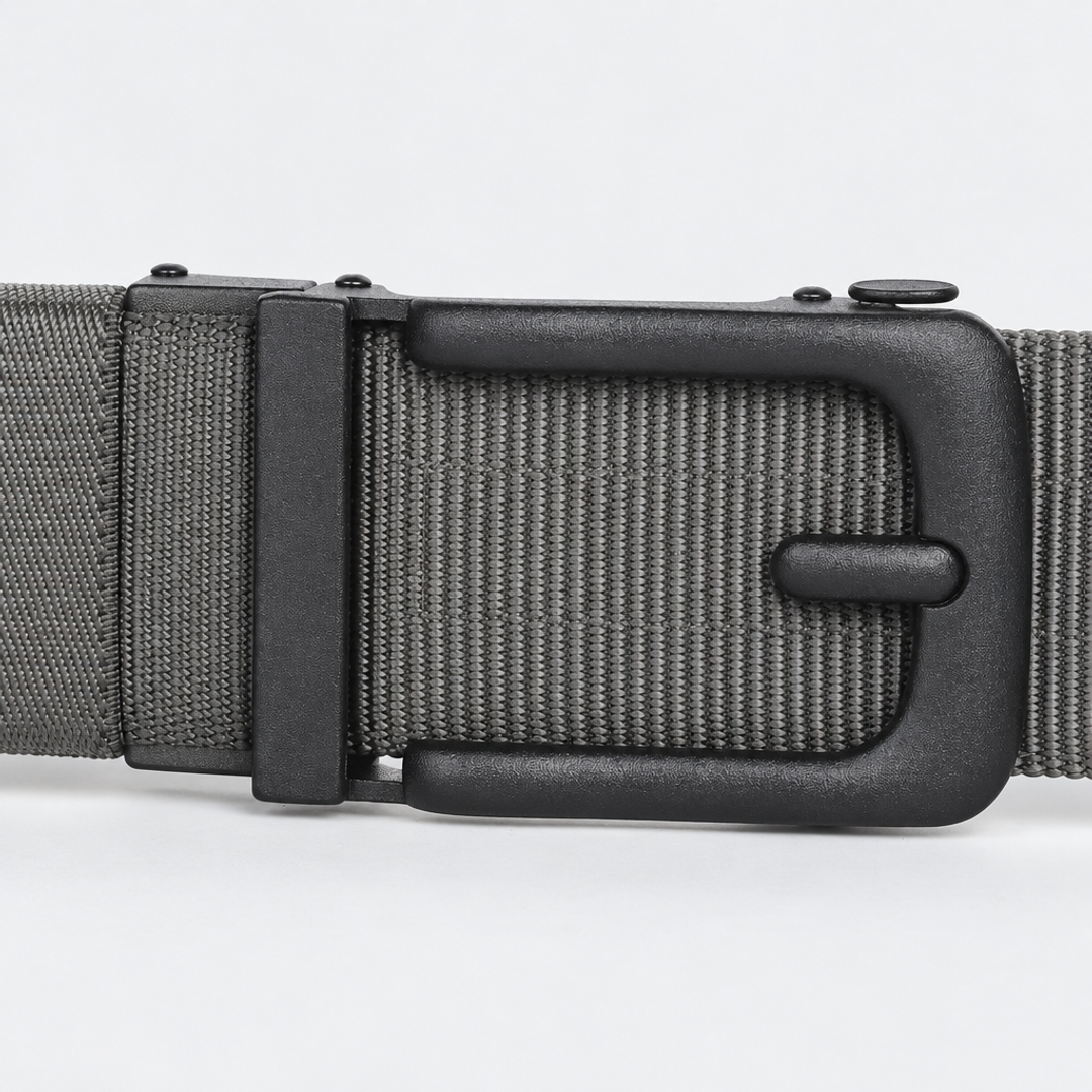 Macro-inzoom op het matzwarte gespmechanisme van de grijze BuckleUp Outdoor Belt