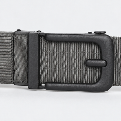 Macro-inzoom op het matzwarte gespmechanisme van de grijze BuckleUp Outdoor Belt