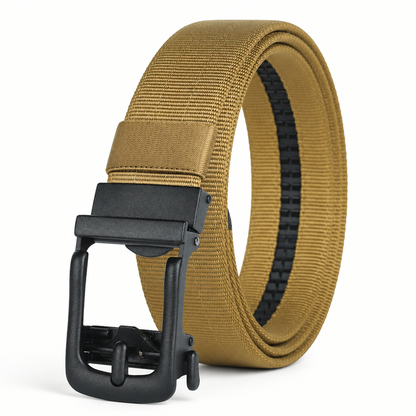 Gele BuckleUp Outdoor Belt van khaki nylon, rechtopstaand opgerold met de matzwarte automatische gesp vooraan in beeld