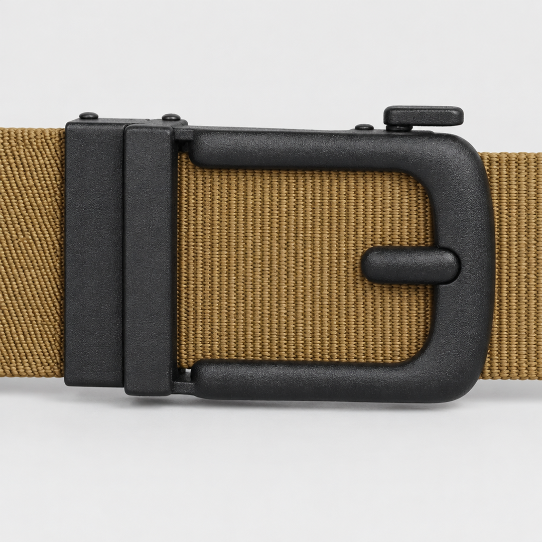 Sterke inzoom op het automatische gespmechaniek van de gele BuckleUp Outdoor Belt in khaki nylon