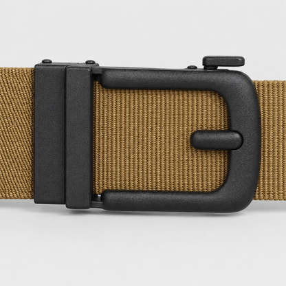 Sterke inzoom op het automatische gespmechaniek van de gele BuckleUp Outdoor Belt in khaki nylon