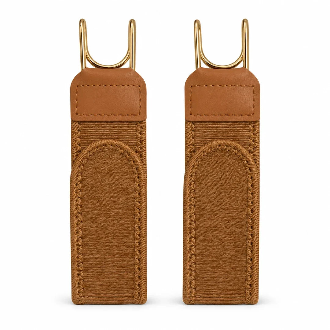 Set van twee bruine BuckleUp gesploze riemen zonder letters naast elkaar op witte achtergrond