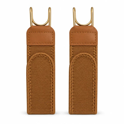 Set van twee bruine BuckleUp gesploze riemen zonder letters naast elkaar op witte achtergrond