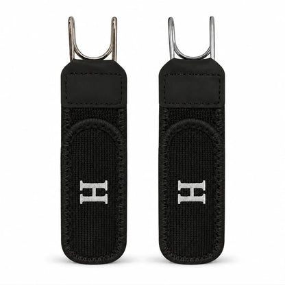 Zwarte BuckleUp gesploze riem, complete set van 2 stuks naast elkaar op witte achtergrond