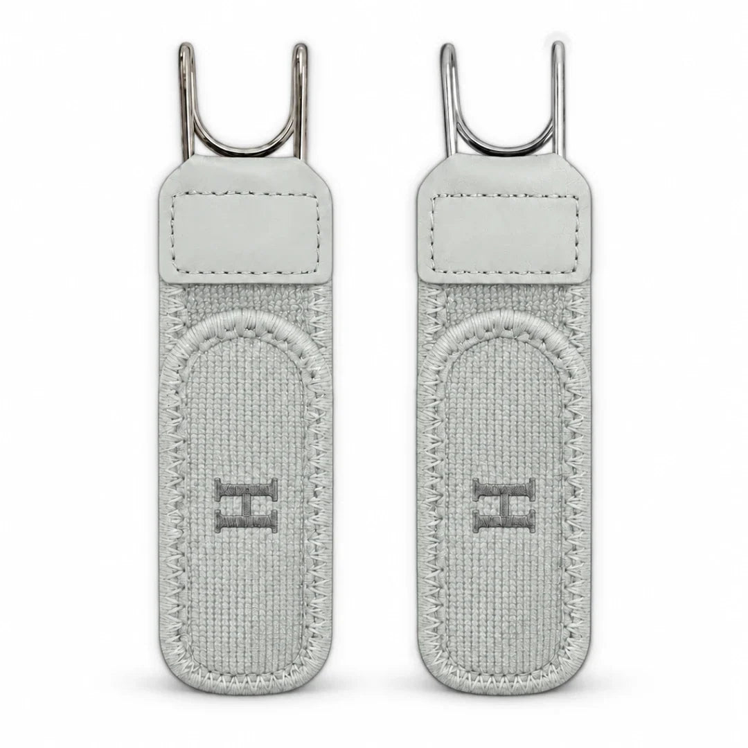 Set van twee witte BuckleUp gesploze riemen met letters naast elkaar op witte achtergrond