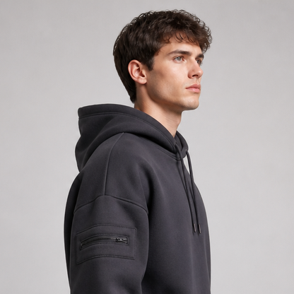 Sleepy Travel Hoodie Grijs - mannelijk model zijaanzicht met zichtbare ritsvakken