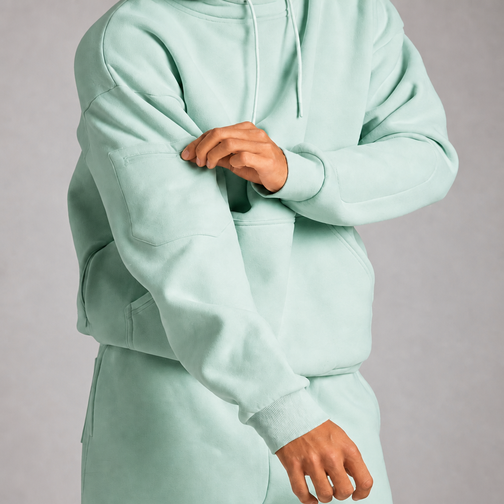Sleepy Travel Hoodie in Mint, ritsvak op de rechterbovenarm en zijritsvak naast de kangoeroezak zichtbaar