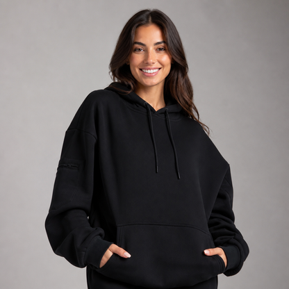 Sleepy Travel Hoodie in Zwart, model met gekruiste armen